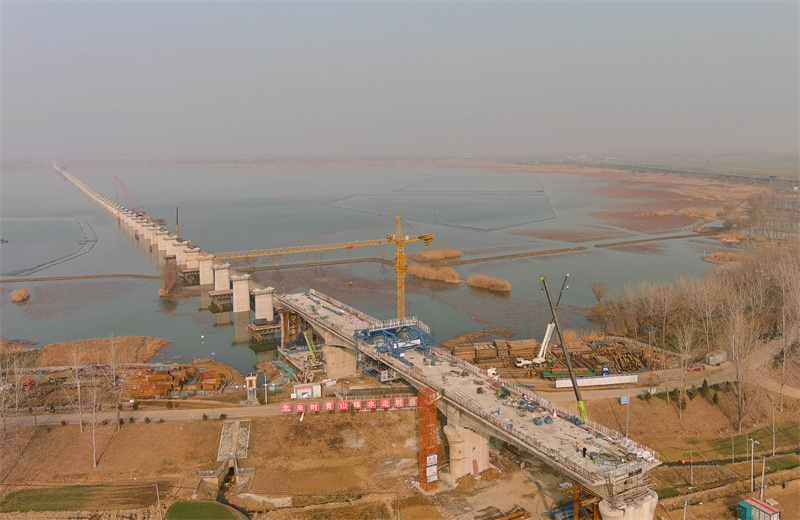 寒冬时节，虽寒风凛冽，但无法阻挡中铁十五局集团承建的新建合肥至新沂铁路安徽段站前Ⅱ标怀洪新河特大桥建设的步伐。