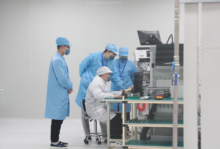 合肥艾创微电子科技有限公司研发测试人员调试程序。肥西县委宣传部供图