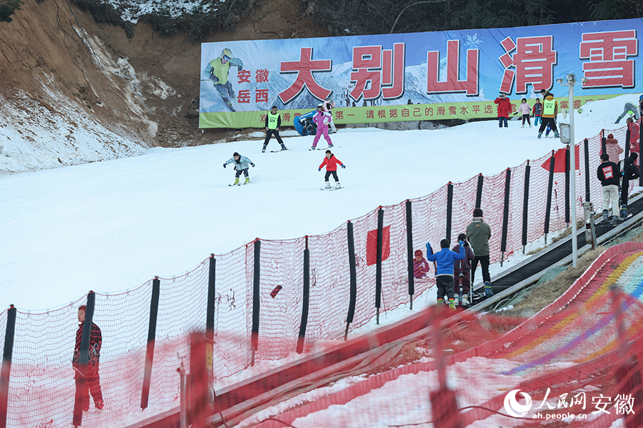 安徽岳西，游客在大别山滑雪场体验滑雪乐趣。人民网记者 张俊摄