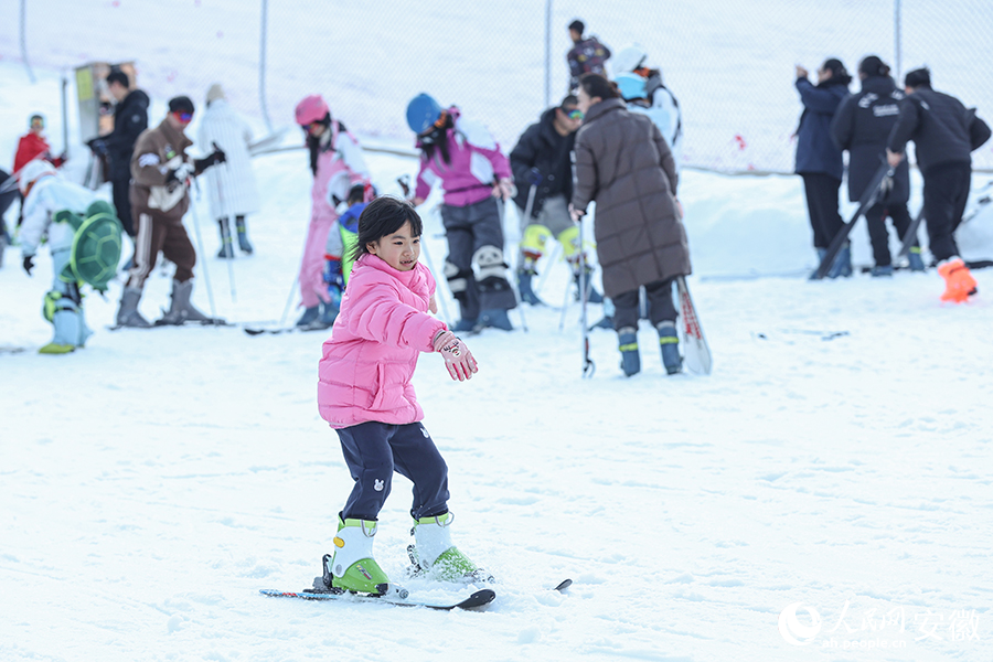 安徽岳西，游客在大别山滑雪场体验滑雪乐趣。人民网记者 张俊摄