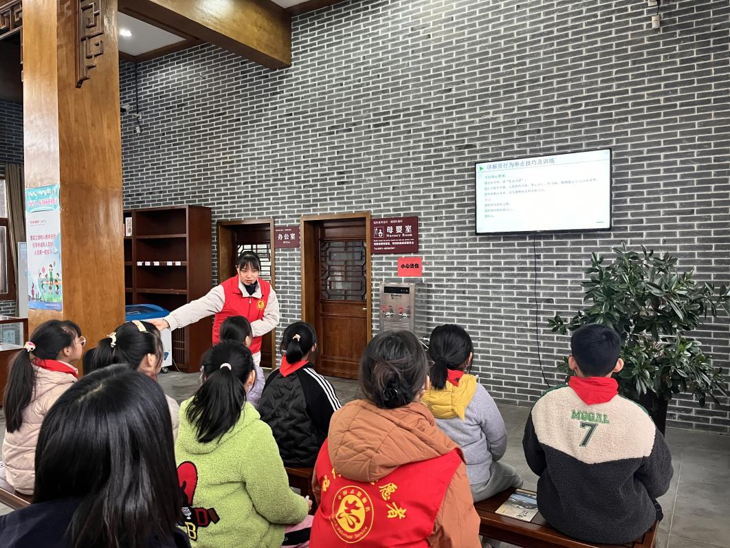 铭传故里景区讲解员正在开展志愿讲解员培训。肥西县文明办供图