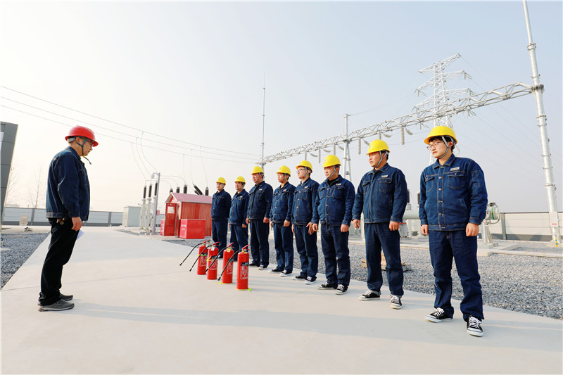 1月12日，國網利辛縣供電公司正在110千伏陶集變開展消防知識學習。（劉喆）