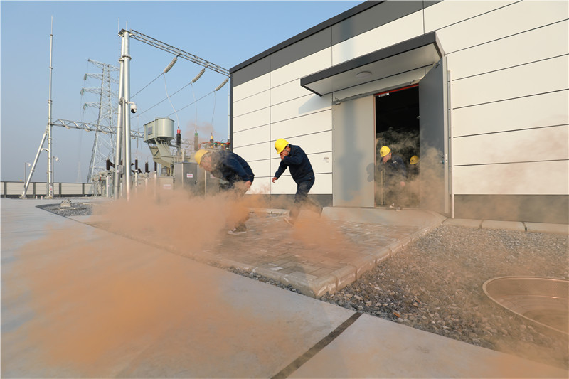 1月12日，國網利辛縣供電公司正在110千伏陶集變開展火災應急逃生演練。劉喆攝