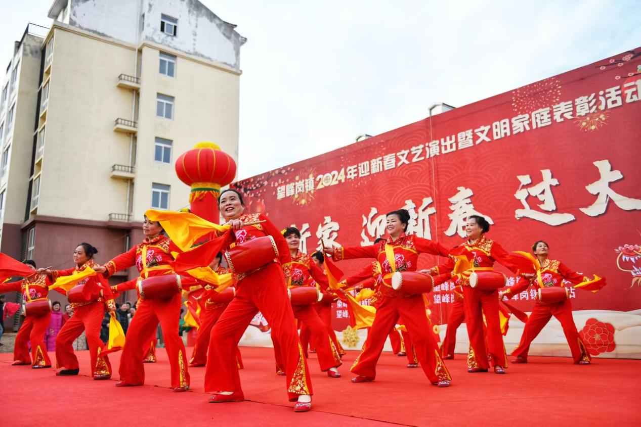 歡快的腰鼓扭出喜慶祥和新生活
