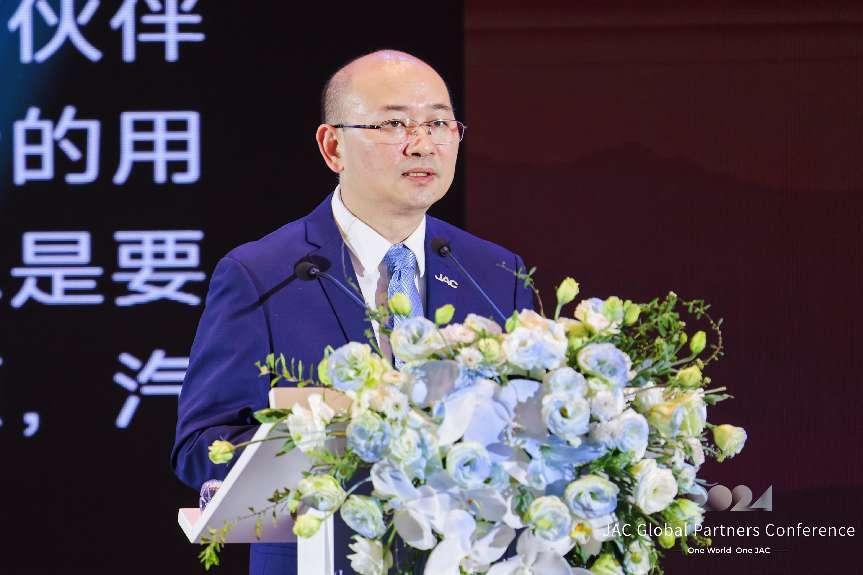 江汽集团控股公司党委书记、董事长、总经理项兴初致辞。江汽集团供图