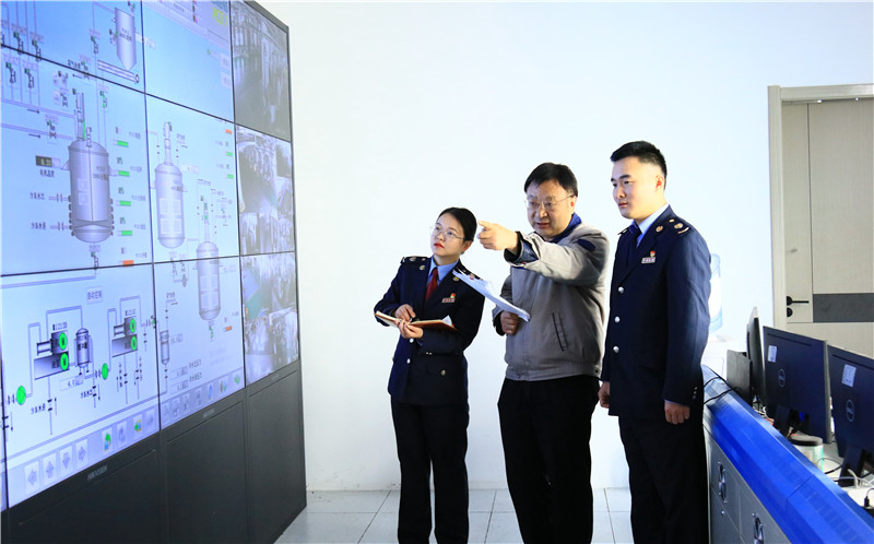 2开展“万名税干访民企”走访活动，税务人员到企业了解需求，解决困难。