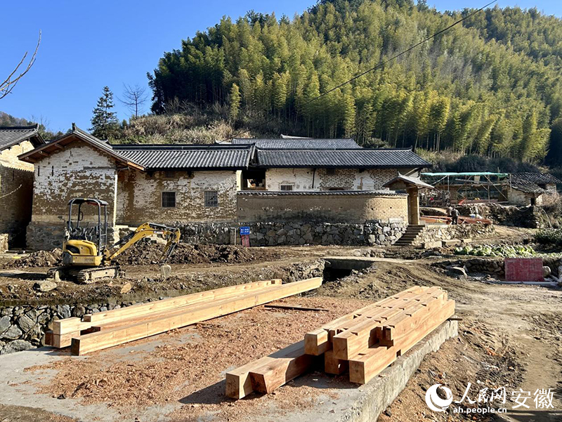 正在修缮中的潜山市五庙乡程冲村“程家老屋”。人民网记者 高飞跃摄