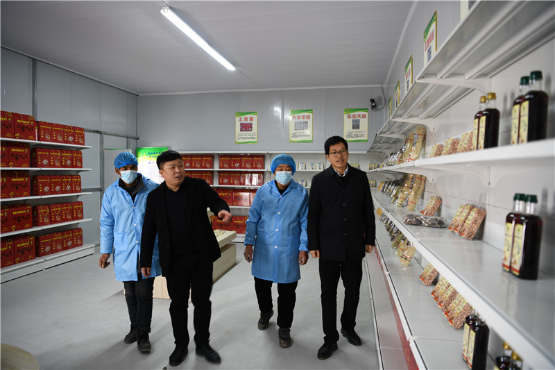 姜堂村土特产展示大厅。余波摄