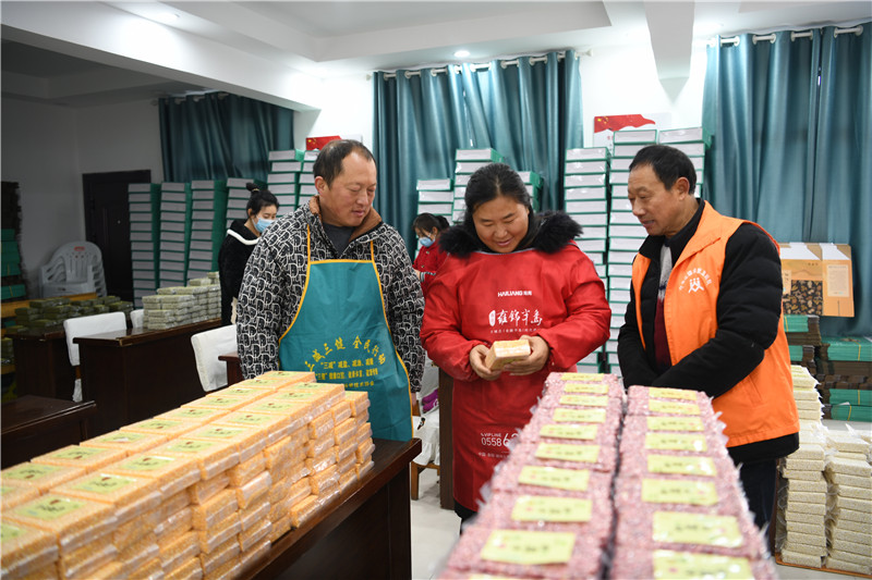 曹寨村村民在检查小包装质量。余波摄