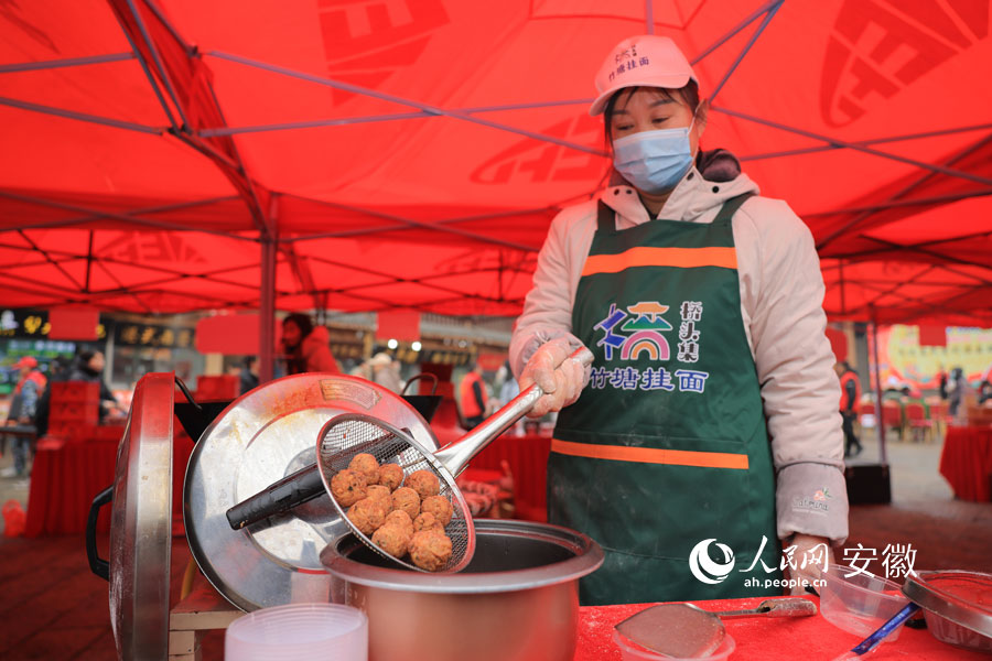 面點師現場炸制挂面圓子。人民網記者 王曉飛攝