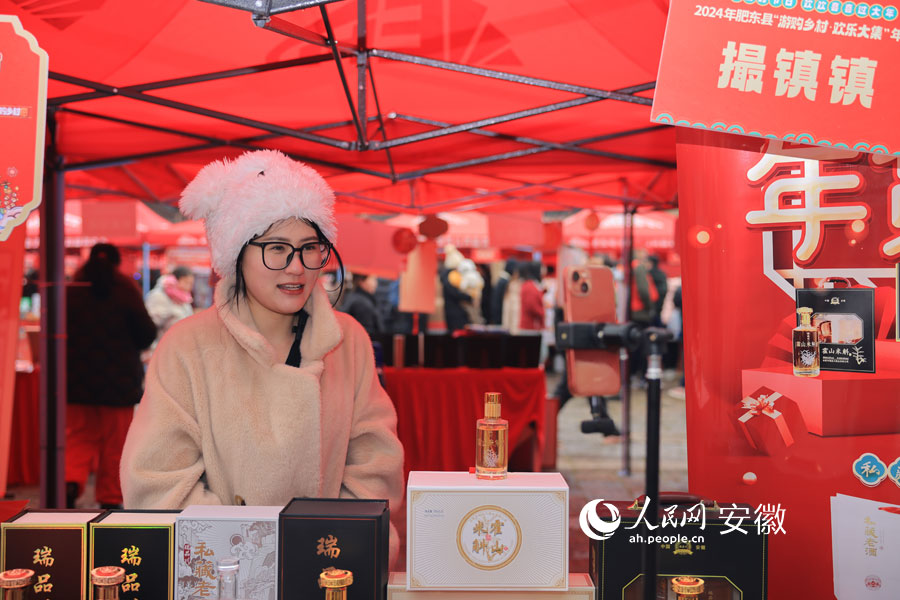 年貨節現場，一位女孩開啟電商直播帶貨模式。人民網記者 王曉飛攝