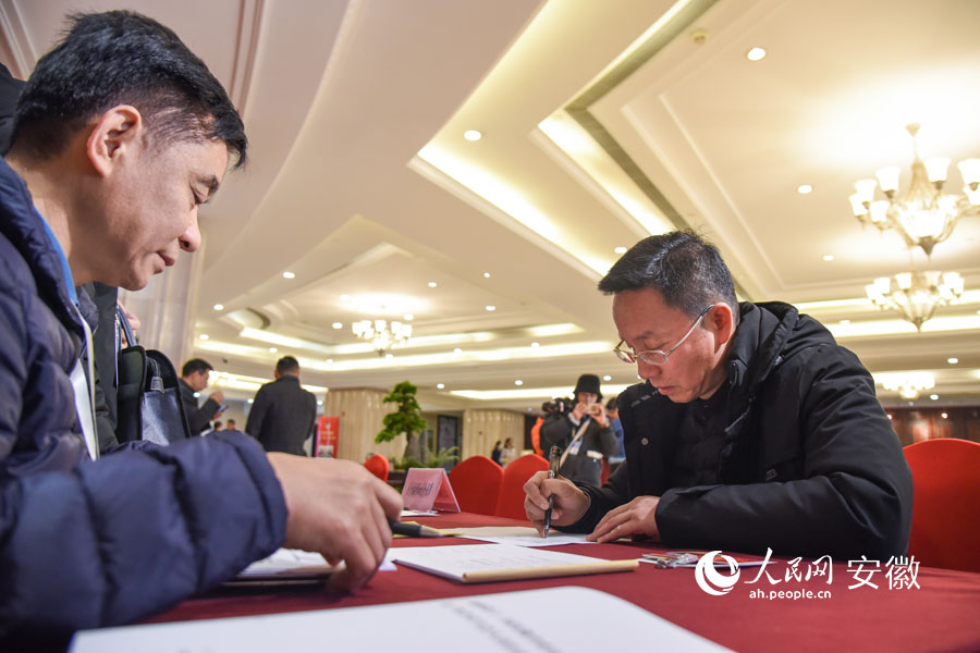 政協委員抵達駐地簽到領取証件。人民網記者 李希蒙攝