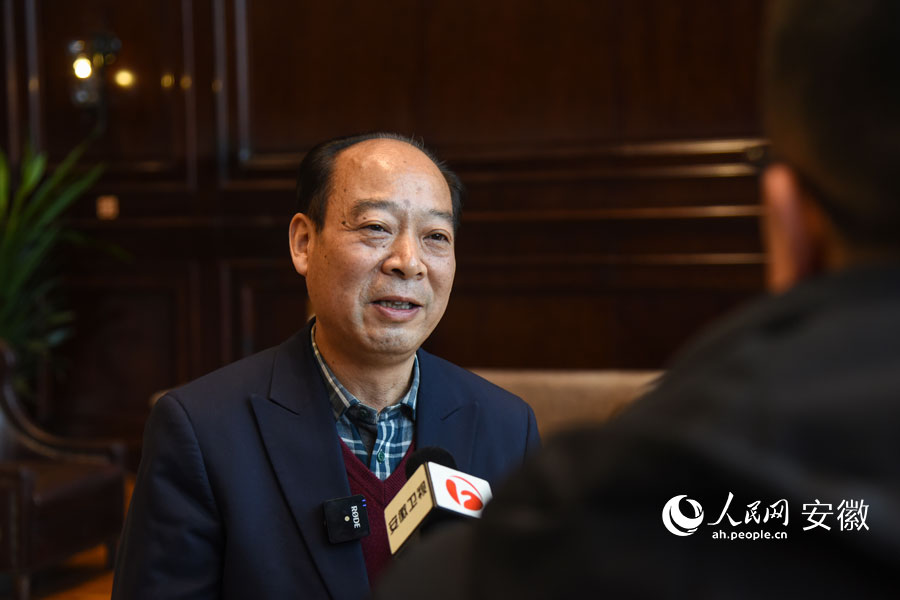 政協委員在報到駐地接受媒體採訪。人民網記者 李希蒙攝