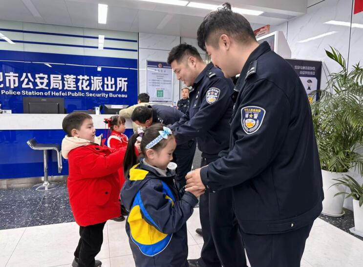 把腊八粥分享给辖区民警。张静供图