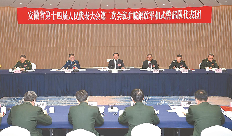 1月23日下午，省委书记韩俊来到驻皖解放军和武警部队代表团，与代表们一起审议《政府工作报告》。本报记者 杨 竹 摄