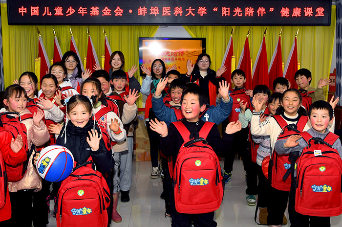 蚌埠医科大学精神卫生学院4名大学生志愿者为徐郢村20名留守儿童送上“爱心行囊”。