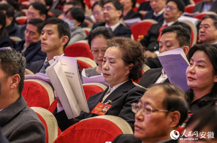 政协委员聆听大会发言。人民网记者 陶涛摄