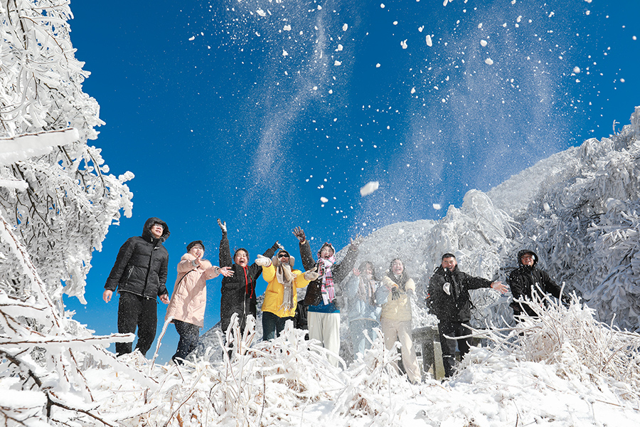 游客古道戲雪歡。江建興攝