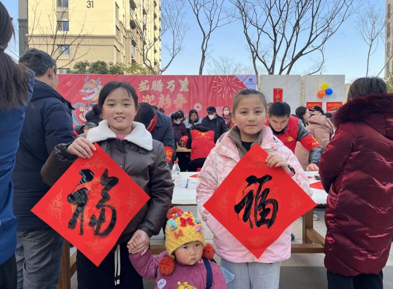 小朋友们领取写好的福字。