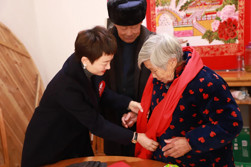 志願者們上戶慰問。中環新能源控股集團供圖