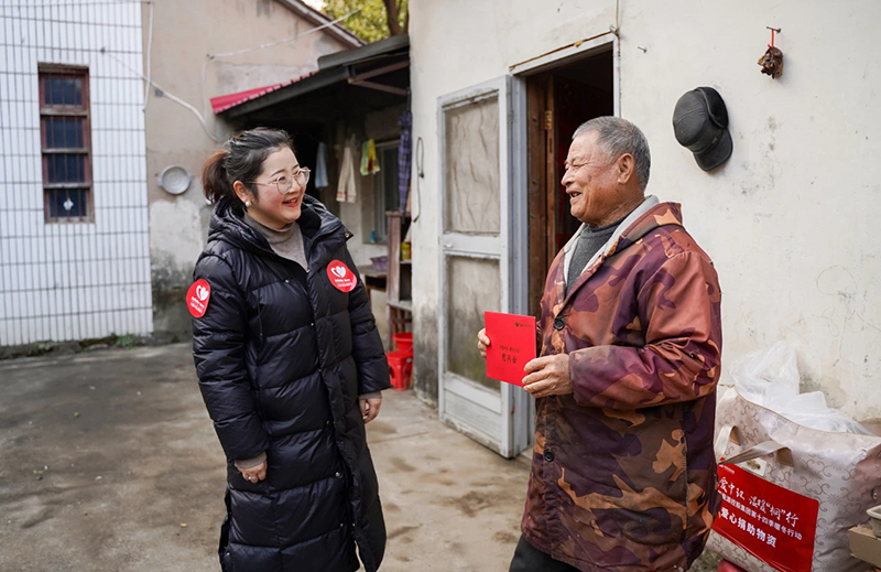 4志願者們上戶慰問。中環新能源控股集團供圖