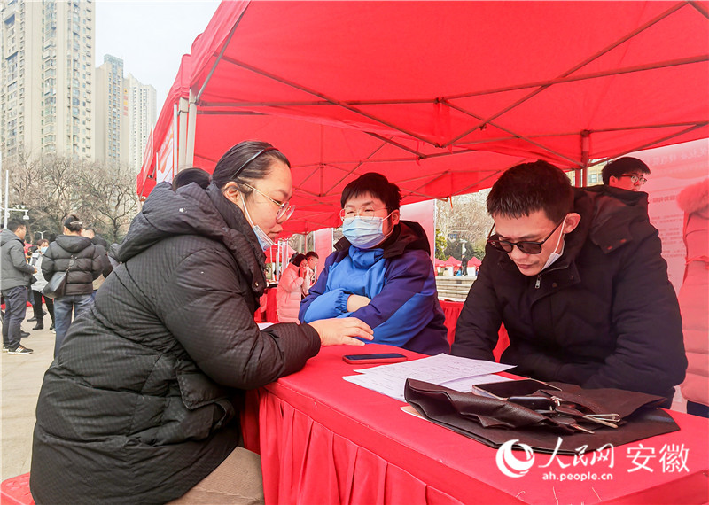 求职人员正在向用人单位咨询岗位情况。人民网记者 王锐摄