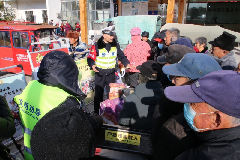 宣传交通安全知识。合肥交警供图