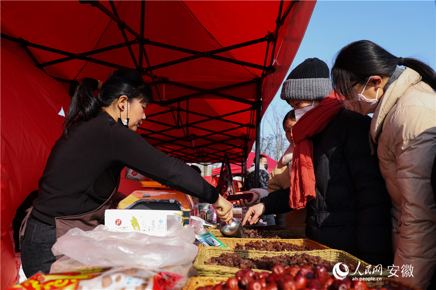 年货节上，不仅有本土名优农产品，还有来自新疆皮山县的灰枣、葡萄干等农产品。人民网记者 陶涛摄