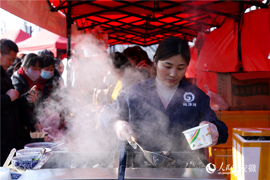 当地居民们品美食，办年货，体验新春氛围。人民网记者 陶涛摄