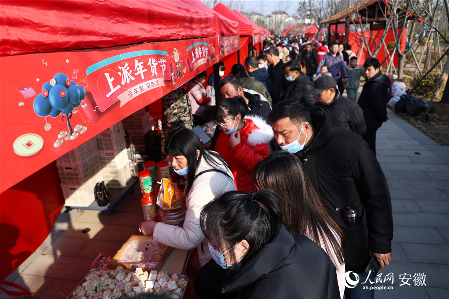 当地居民们品美食，办年货，体验新春氛围。人民网记者 陶涛摄