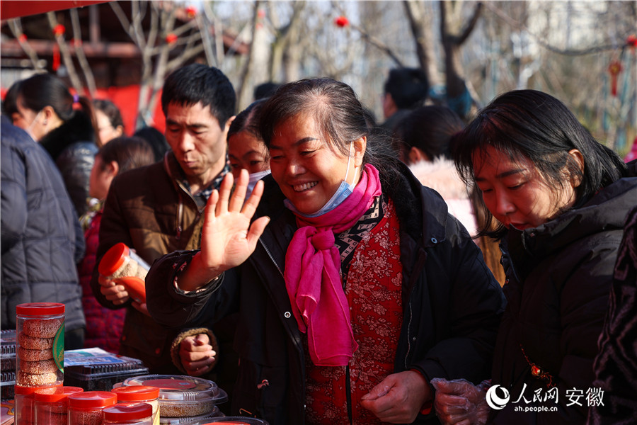 5、当地居民们品美食，办年货，体验新春氛围。人民网记者 陶涛摄