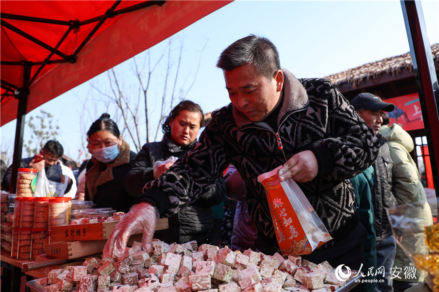 当地居民们品美食，办年货，体验新春氛围。人民网记者 陶涛摄