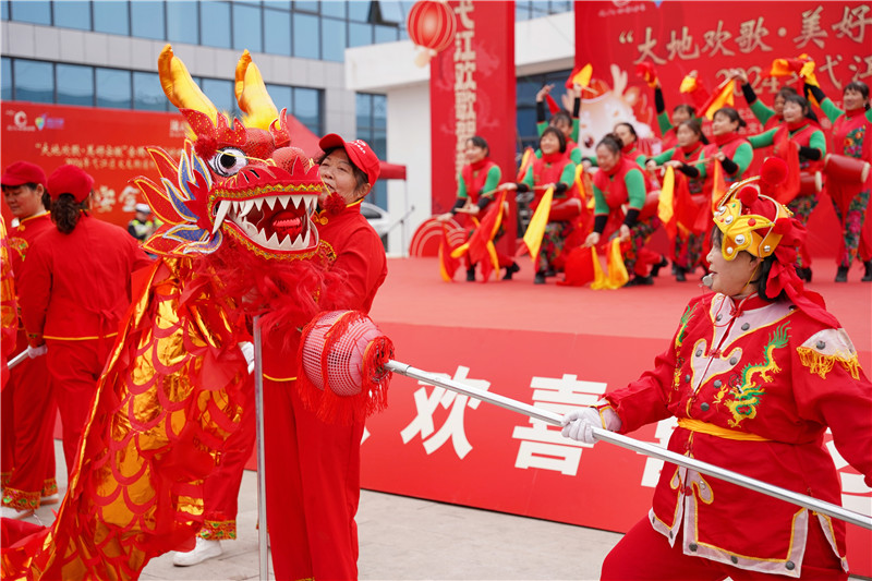 开场舞《鼓舞中国龙》。火龙街道供图