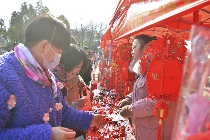 琳琅满目的年货吸引群众驻足挑选。 颍东区文化旅游体育局 供图