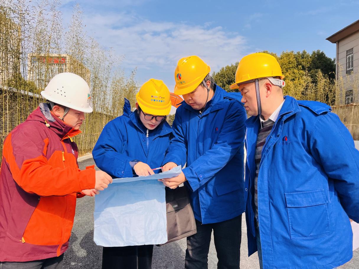 合燃华润燃气工作人员与新粮仓商业地块负责人共同探讨设计方案。合燃华润燃气供图