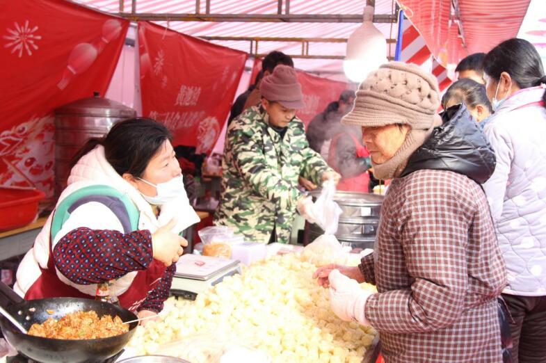 各种小吃摊。郑心如供图