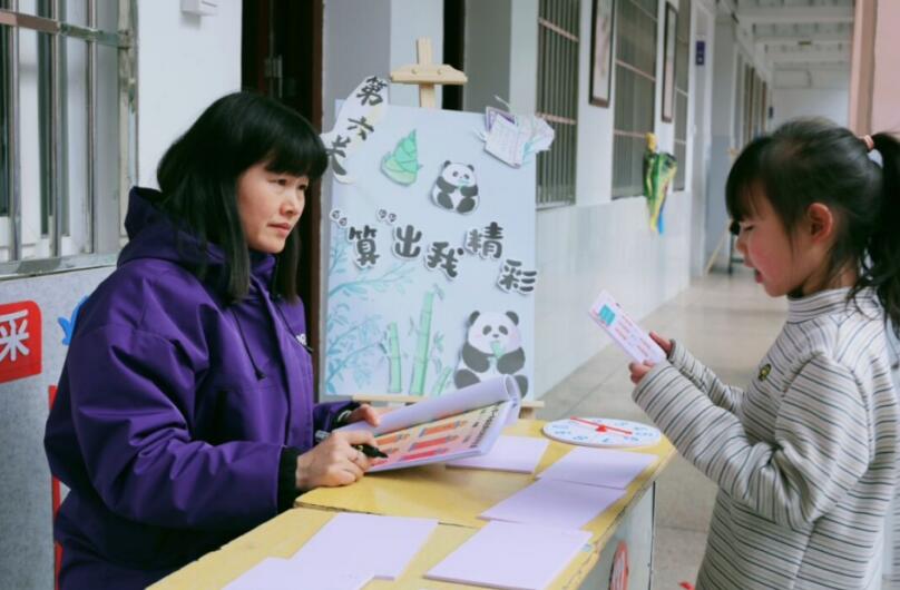 学生正在进行无纸化闯关活动。郎溪县实验小学供图