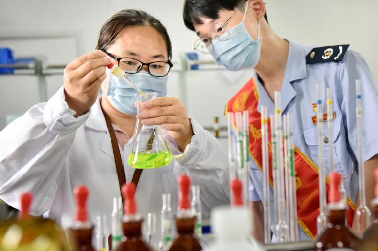 税务干部在安徽悦康凯悦制药有限公司调研。张峰摄