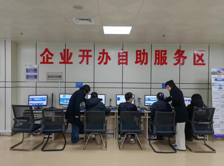 寿县政务服务中心工作人员指导办事群众通过自助系统办理业务。李亚军摄
