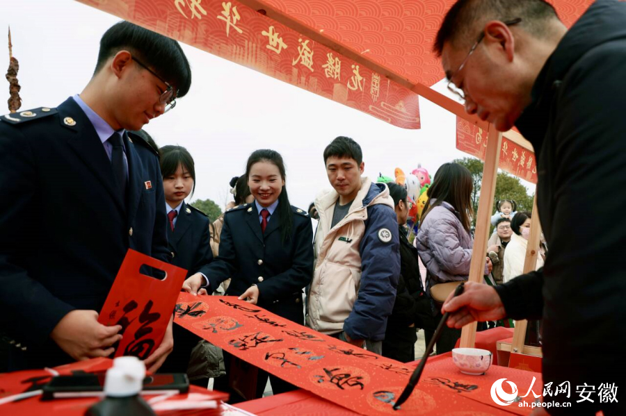 迎新春送春联。人民网记者 陶涛摄