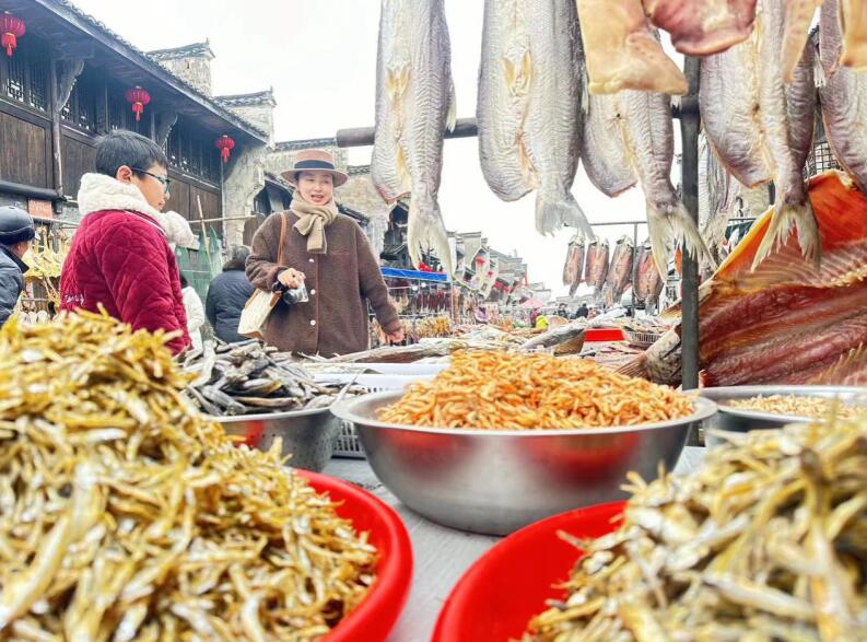 大通老街上各式各样的年货让人目不暇接。铜陵郊区供图