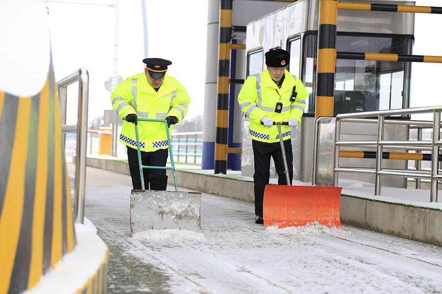 阜新大队在高速道口清理积雪。安徽省高速公路路政支队供图