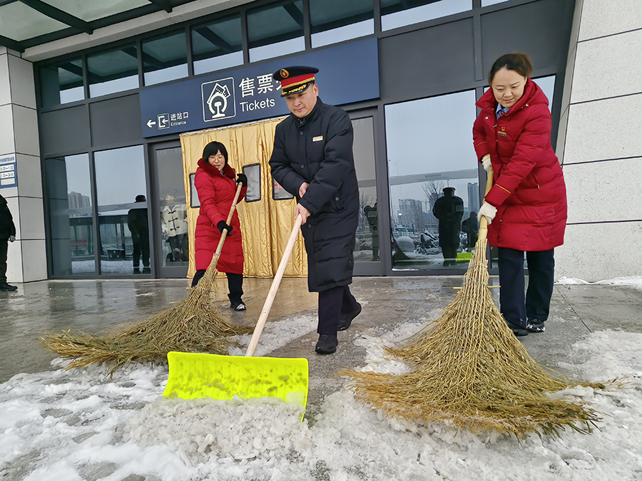 車站工作人員清掃售票廳和進站口積雪。宿州火車站供圖