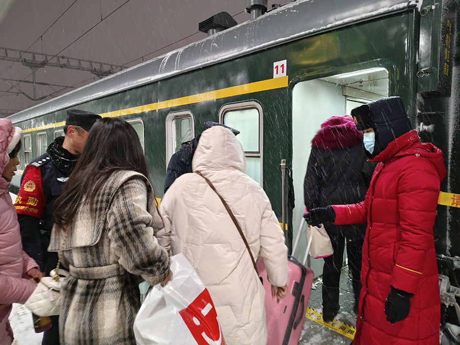 旅客在車站工作人員安全引導和防護下安全有序進站上車。宿州火車站供圖