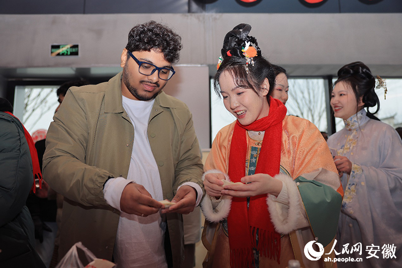 外国友人和中国朋友一起包饺子。人民网记者 王晓飞摄