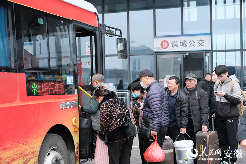 亳州客運南站，乘客在排隊登上跨省公交。人民網記者 韓震震攝
