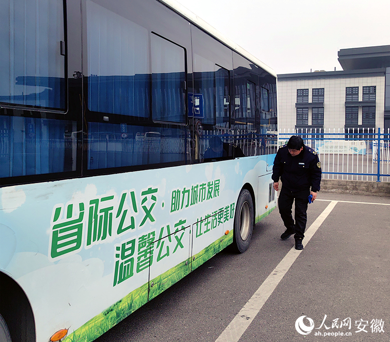 出發前仔細檢查車輛。人民網記者 韓震震攝