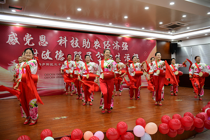 分红大会上，村民们表演节目。何佛慈摄