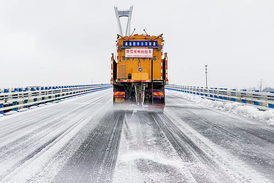 杭埠河大桥撒布融雪剂。合肥市交通运输局供图