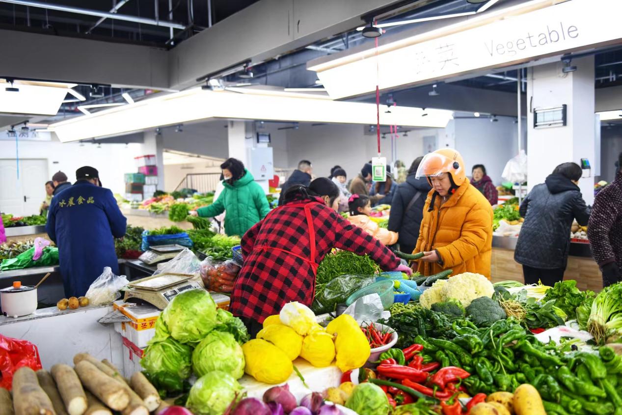 农贸市场里蔬菜品种多量足。秦龙供图
